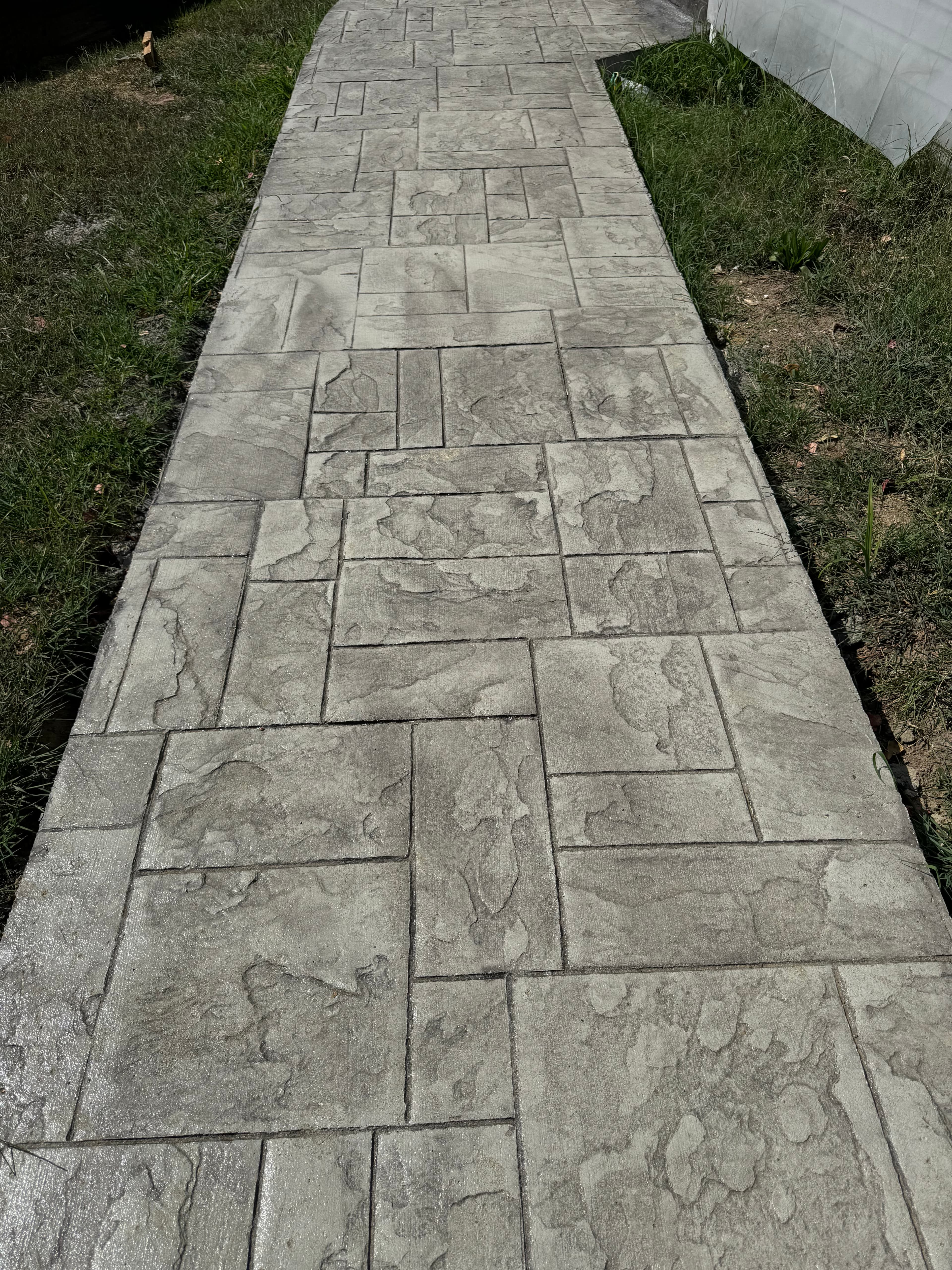 Stamped concrete walkway with ashlar slate pattern in Maryland by Atlantic Construction